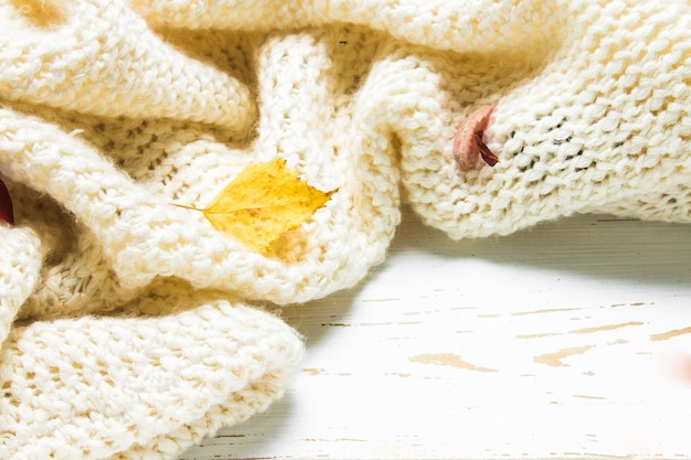 Кружка горячего кофе в осенней обстановке на деревянном столе с вязаным шарфом-свитером Комфорт тепло уютный