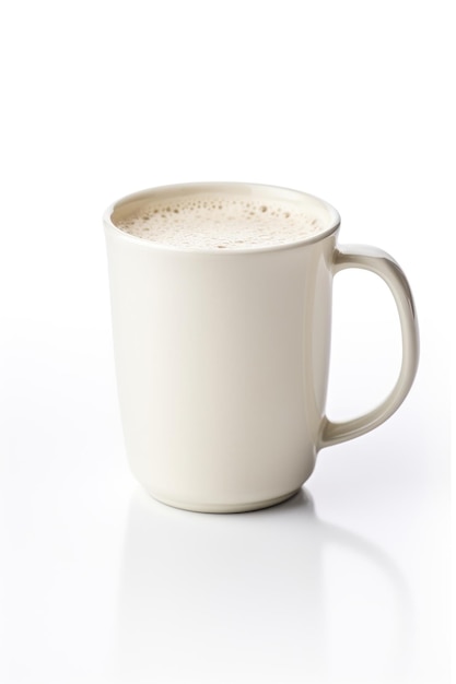 Чашка горячего молока на белом фоне