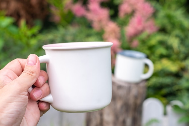 Mockup di tazza con bokeh verde natura