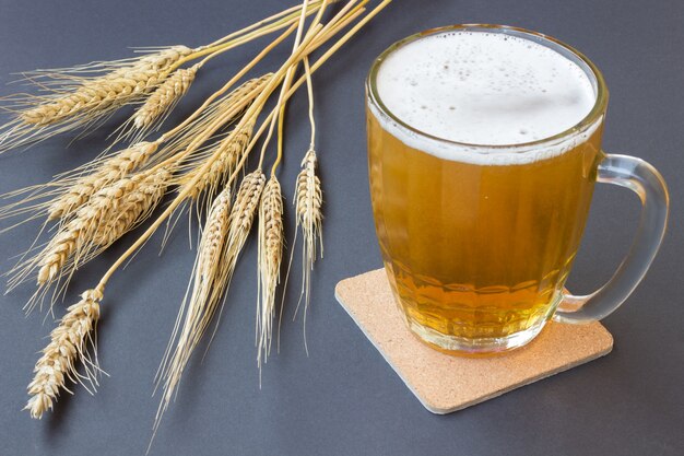 Фото Кружка пива и пшеницы на черном