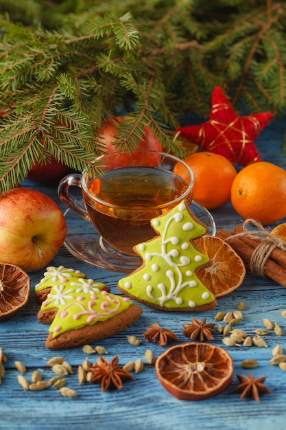 クリスマスの装飾とお茶のマグ