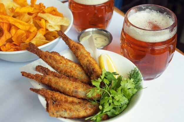 Foto boccale con birra e snack alla birra