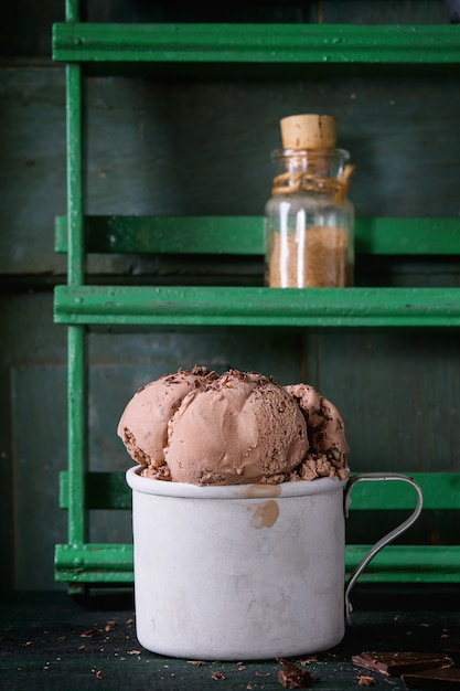 チョコレートアイスクリームとマグカップ