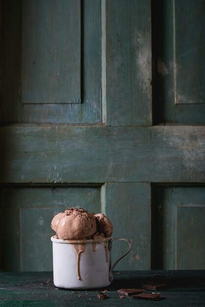 チョコレートアイスクリームとマグカップ