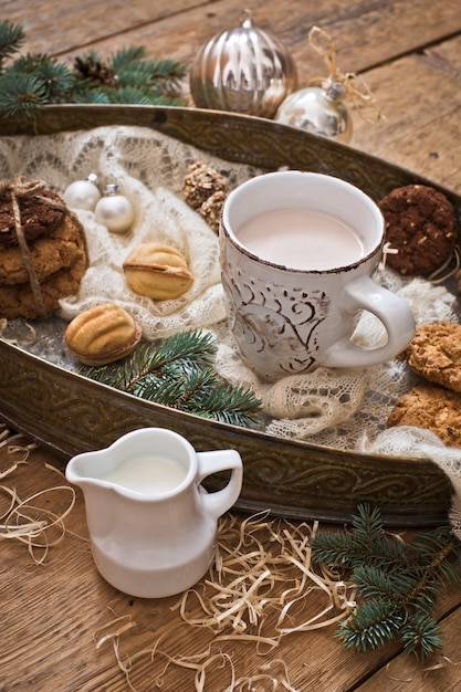 Foto tazza con drink e biscotti con decorazioni natalizie