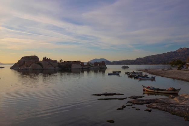 Mugla - Een meer in de wijk Milas Bafa. Vissersboten in het Bafa-meer