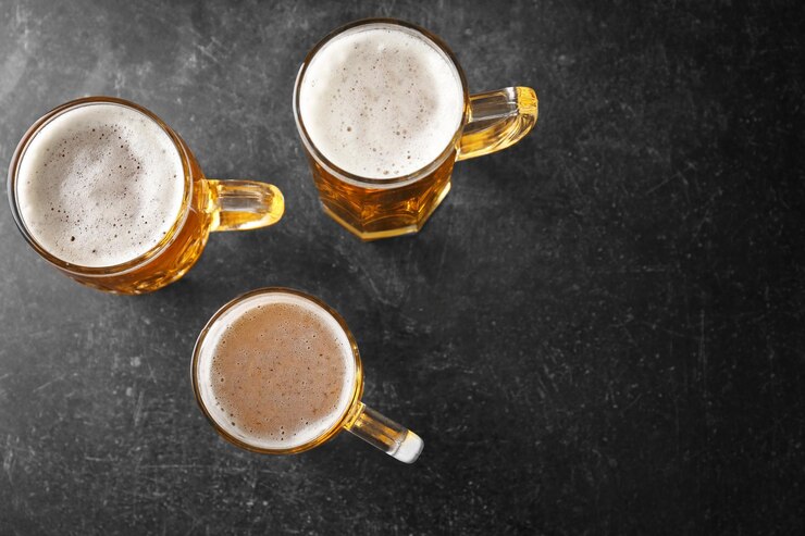 Photo テーブルの上のビールとマグカップ