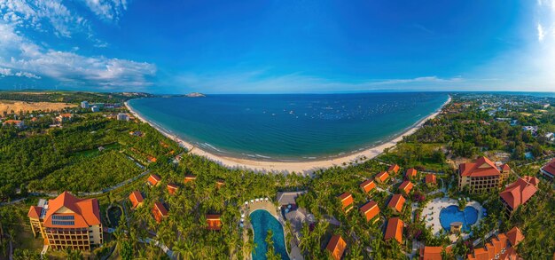 Mui Ne stad Binh Thua luchtfoto met prachtige zonsondergang en zoveel boten Panoramisch kust Mui Ne uitzicht van bovenaf met golven kustlijn straten kokospalmen Phan Thiet