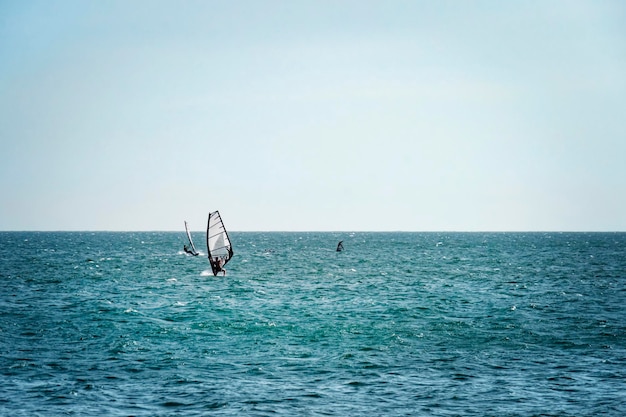 Mui ne, vietnam. l'uomo pratica il windsurf nel mare