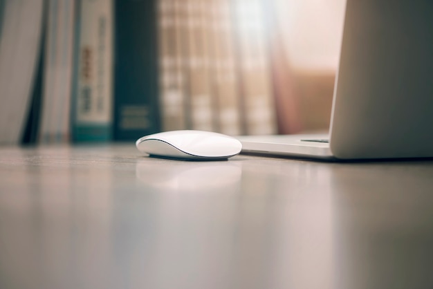 muis en laptop op de tafel met ochtendzonlicht