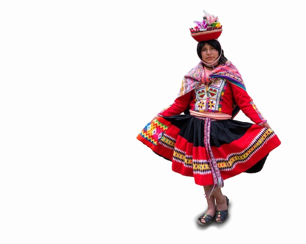 Mujer andina con traje tipico del Cusco en fondo blanco.