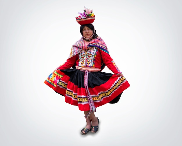 Mujer andina con traje tipico del Cusco en fondo blanco.