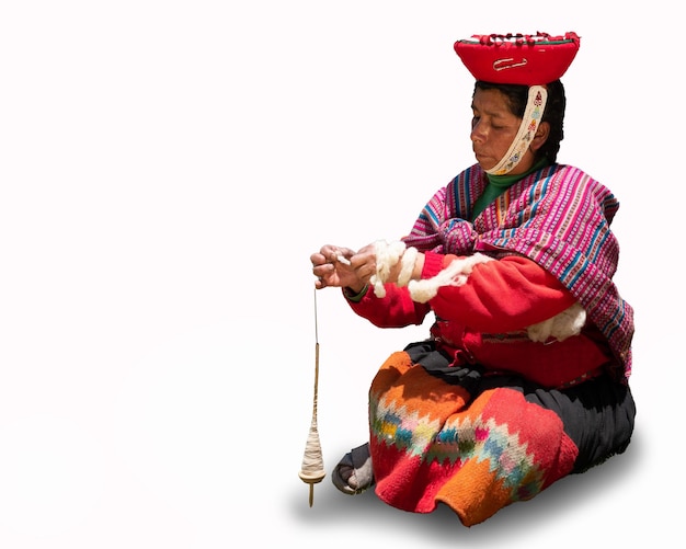 Mujer andina con traje tipico del Cusco enfondoblanco。