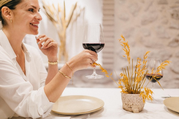 mujer brindando con copa de vino