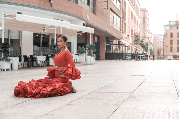 Foto mujer con un vestido de flamenca posando