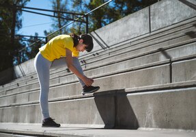 Mujer deportista en escaleras de cemento