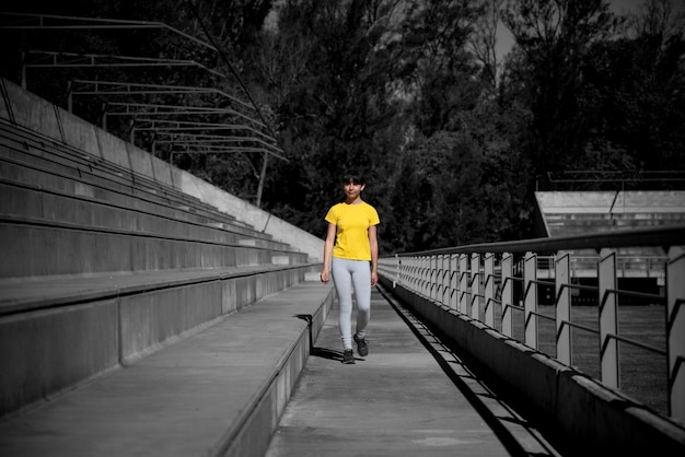 Mujer deportista en esscaleras de CEMENTO