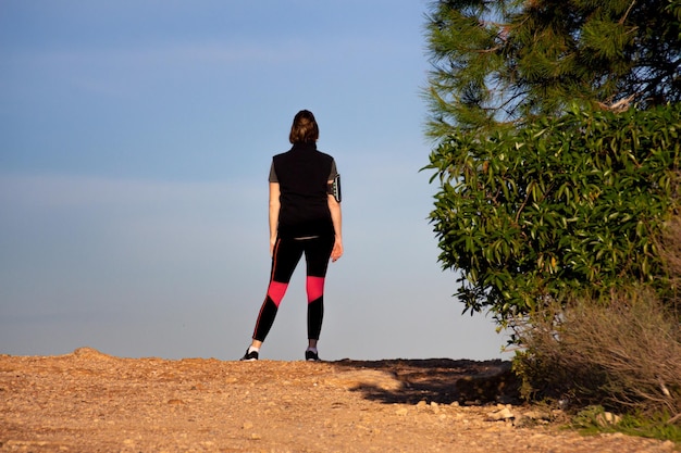 照片的女性deportista preparada对位考风