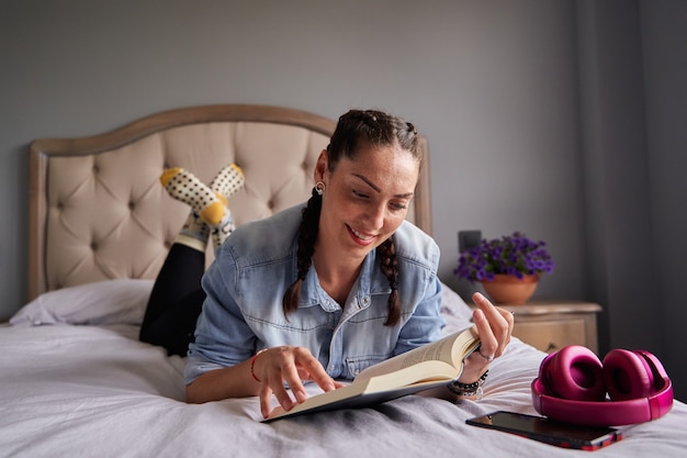 写真 mujer leyendo sobre en su dormitorio