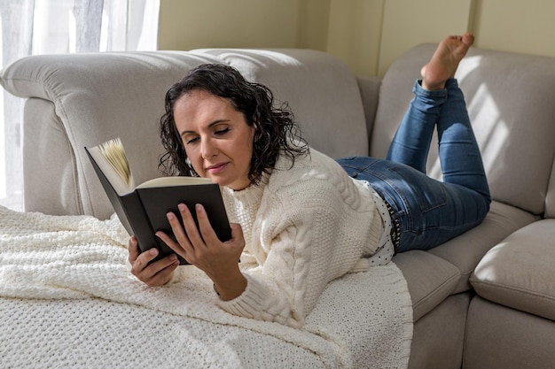 女性が本を読んでいる