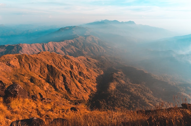 Mulayit Taung 아침 태양의 황금 빛과 미얀마 Mulayit 산에 덮여 안개
