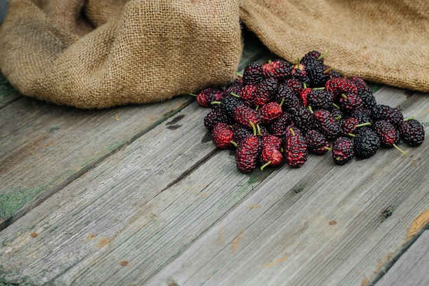 Mulberry geïsoleerd op een houten achtergrond. Rijp moerbeifruit. Gezonde voeding van moerbeifruit heeft een positief effect op de gezondheid.