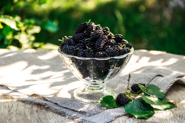 Mulberry in een glas op tafel