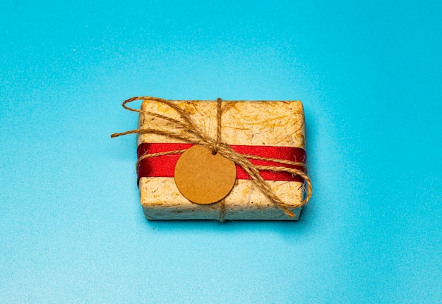 Carta di gelso scatole regalo con nastro rosso su sfondo ciano. vista dall'alto, copia dello spazio.
