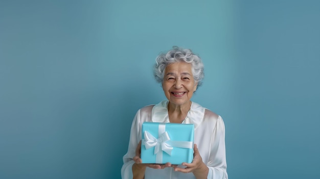Photo mulher com cabelos grisalhos feliz segurando caixa de presente
