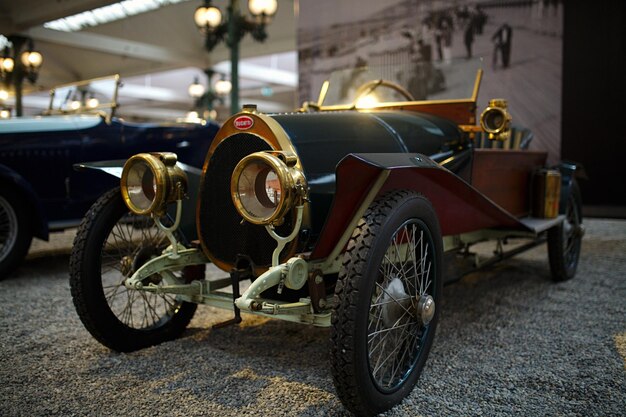 Foto mulhouse francia 22 agosto 2023 museo nazionale dell'automobile cite de lautomobile collection schlumpf collezione di automobili con più di 500 pezzi