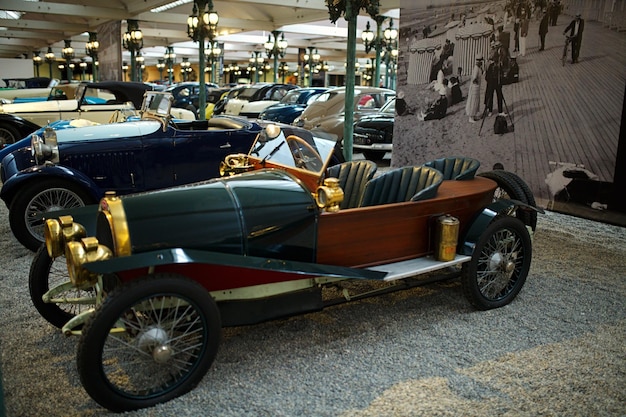 Foto mulhouse francia 22 agosto 2023 museo nazionale dell'automobile cite de lautomobile collection schlumpf collezione di automobili con più di 500 pezzi