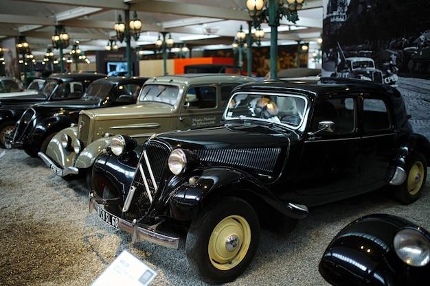 Foto mulhouse frankrijk 22 augustus 2023 nationaal automobielmuseum cite de lautomobile collectie schlumpf verzameling auto's met meer dan 500 stuks