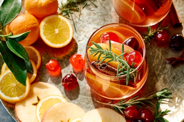 Mulled wijn of kerst sangria met aromatische specerijen appel kersen en citrusvruchten
