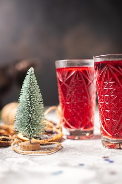 ホットワインのクリスマスは新年を祝う居心地の良い新鮮な温かい飲み物甘い飲み物食事スナック
