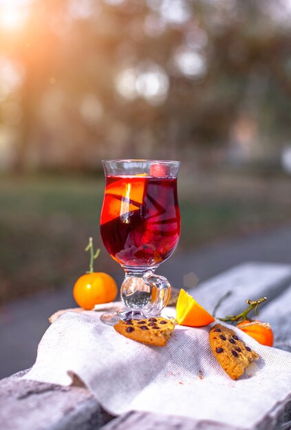 Foto vin brulè in un bicchiere di vin brulè caldo mandarini autunnali