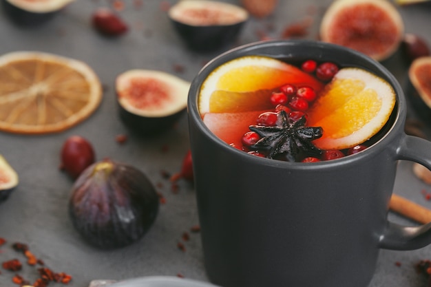 과일과 향신료와 함께 mulled 와인 뜨거운 음료