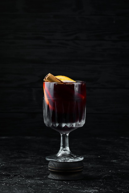 mulled wine 오렌지 사과와 계피를 곁들인 뜨거운 와인 유리에 탑 뷰 검정색 배경에