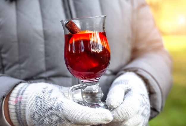 사진 유리에 mulled 와인 뜨거운 mulled 와인 가을 귤 gluhwein 여자 손 장갑