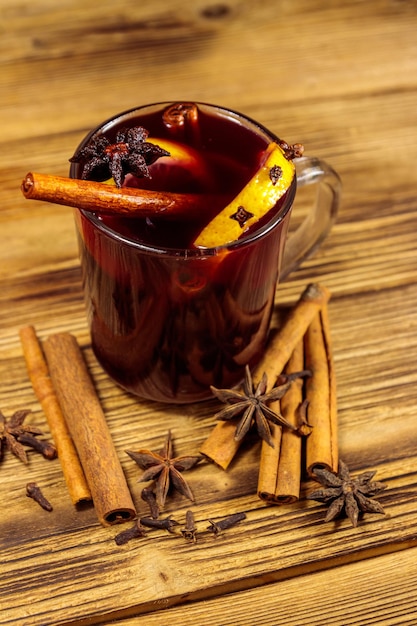 Photo mulled wine and spices on wooden table