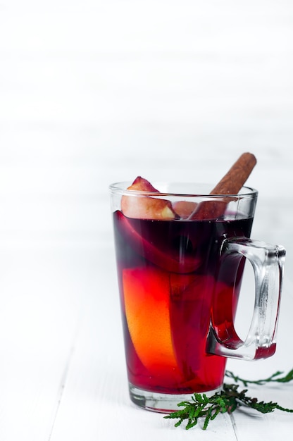 Photo mulled wine with cinnamon sticks