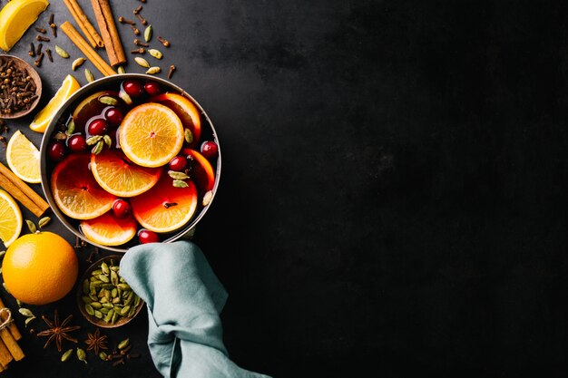 냄비에 과일과 함께 mulled 와인