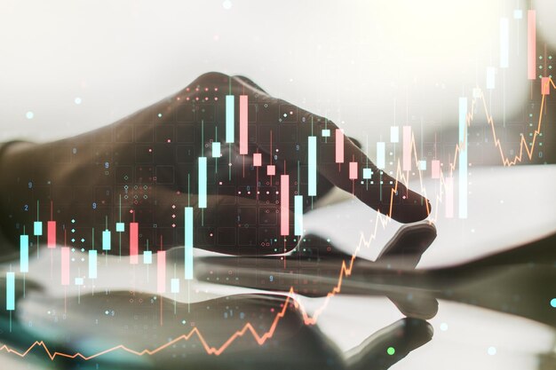 Multi-blootstelling van abstract financieel diagram en hand werken met een digitale tablet op achtergrond bank- en boekhoudconcept