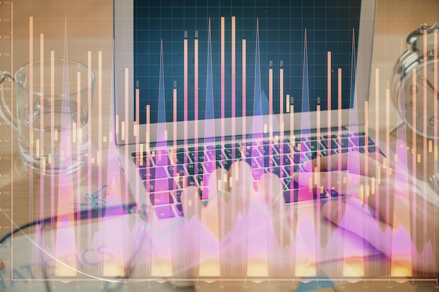 Multi blootstelling van markt grafiek met man aan het werk op de computer op de achtergrond Concept van financiële analyse