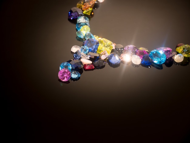 多色の宝石または宝石の黒の輝きのテーブル