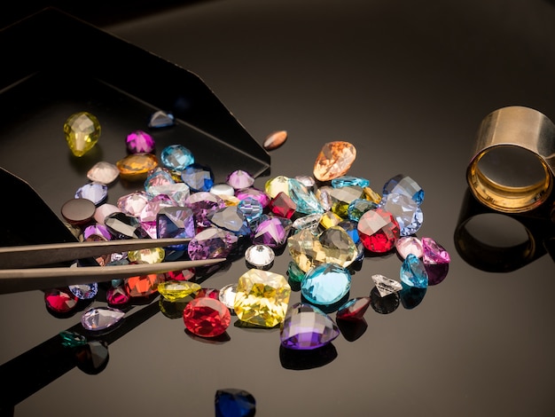 Фото Многоцветный драгоценный камень или драгоценный камень на столе для блеска