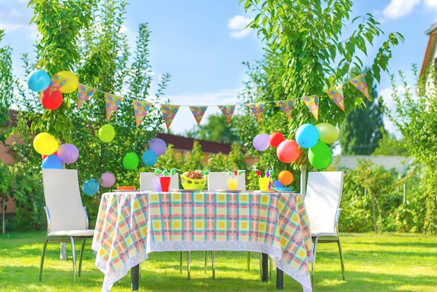 Photo multi colored balloons on table in park