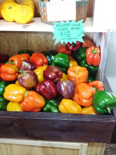 Foto peperoncini multicolori in cassa per la vendita in negozio