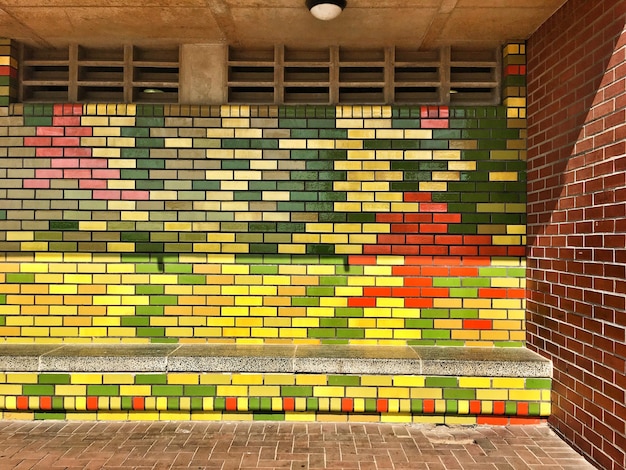 Foto muro di mattoni multicolori