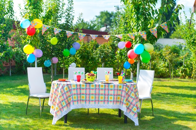 Photo multi colored chairs on table in park