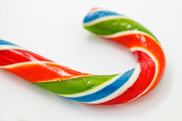 Разноцветная рождественская конфета изогнутая часть крупным планом, выборочный фокус